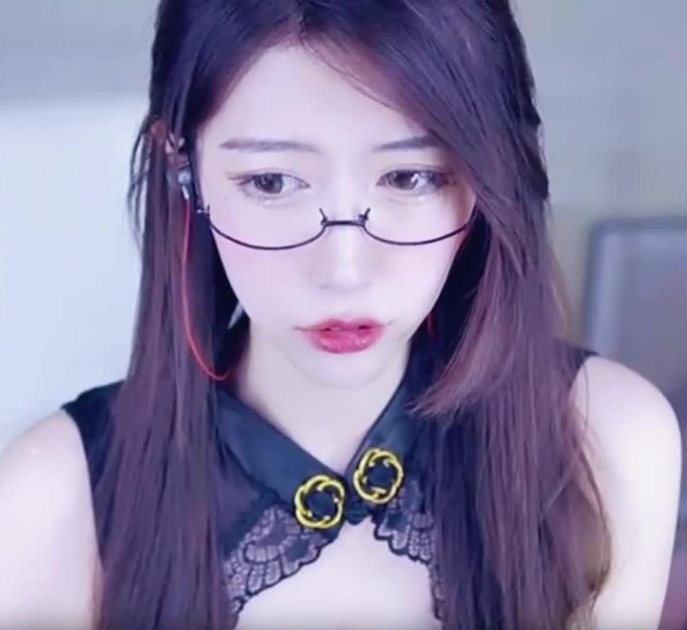 03190406.jpg ASMR 密集的耳朵清洁耳语和放松按摩 小一熟了